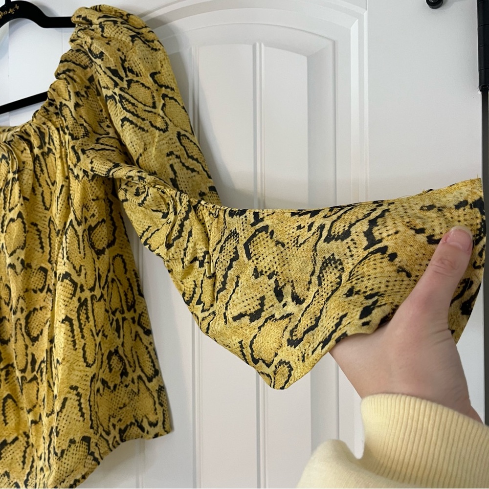 FRAME Off-The-Shoulder Billow Blouse Snake Blouse Top Size Medium Yellow - Picture 6 of 11